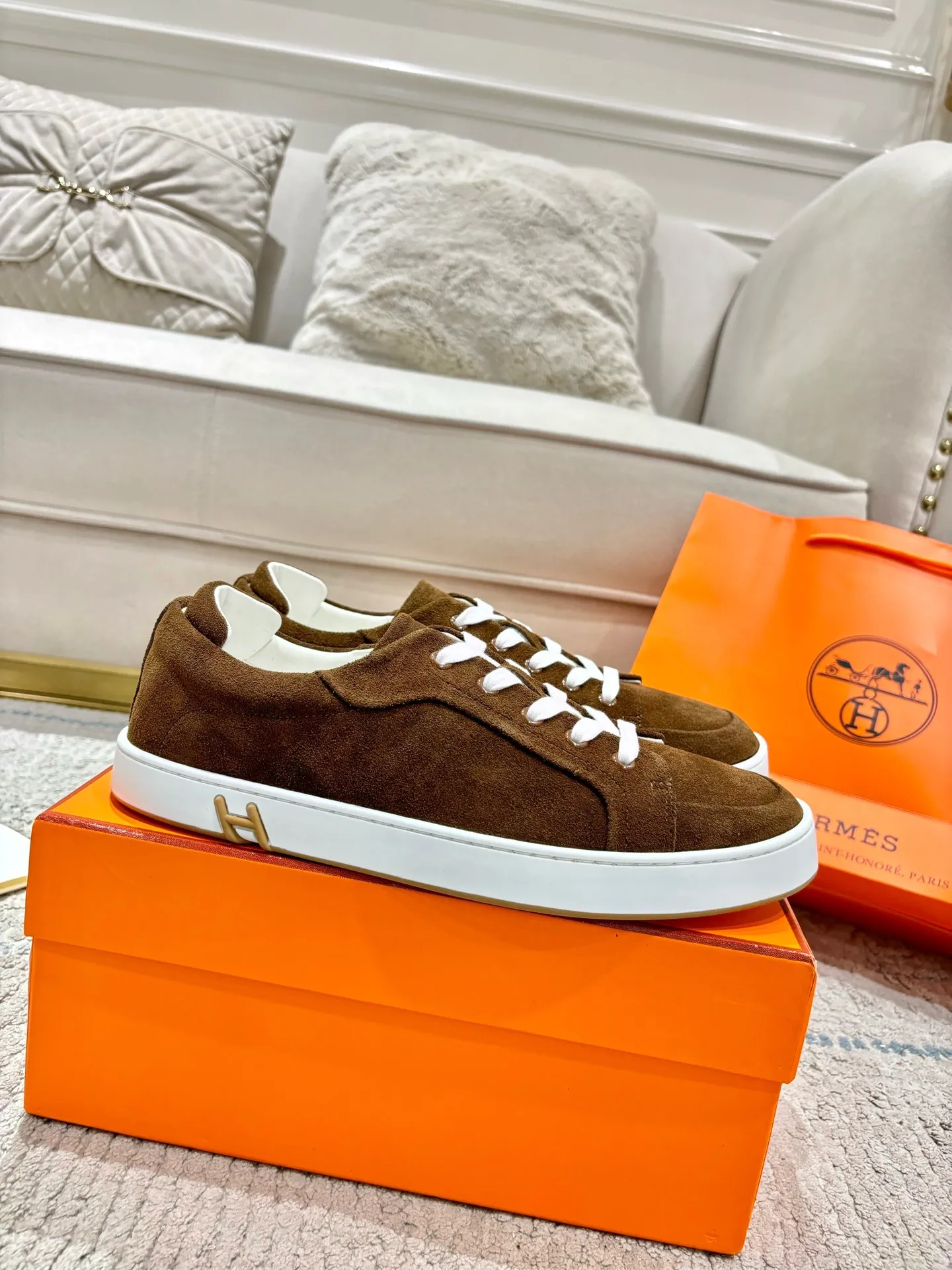 👟👟Ex-factory price 640👟👟 Men's model ➕10 Hermes·Hermès 2025ss new Lucky series men's leather loafers casual sports shoes for women Top version 🔝Original purchase, development and production👍🏻 This Hermès sports shoe is made of calfskin and suede goatskin, with iconic "H" details on the side, creating a dynamic and fashionable style. 💘 💜Material: original imported first-layer cowhide 💛Inner lining: original customized soft sheepskin 💚Sole: original molded non-slip TPU outsole ❤️Sole thickness: about 2.5cm 🤍Number of yards: 35-45👣 (40 for women and 45 for men, custom-made and non-refundable